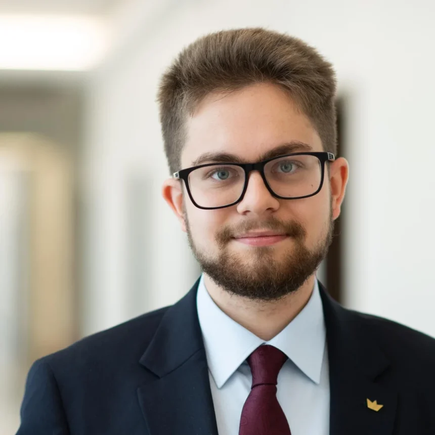 Syn wybitnego reżysera będzie z Bydgoszczy posłem? Ostatnio zrobił się aktywny nad Brdą