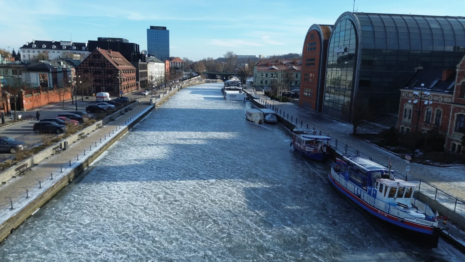Mróz całkowicie uziemił żeglugę na Brdzie, ale może to cieszyć oko