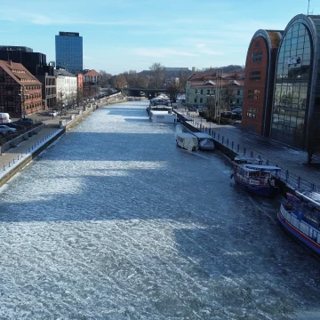 Mróz całkowicie uziemił żeglugę na Brdzie, ale może to cieszyć oko
