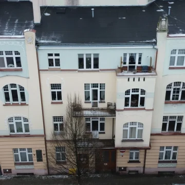 Prace kanalizacyjne wrą pomimo mrozów. Ściany w wyremontowanej niedawno kamienicy zaczęły pękać.