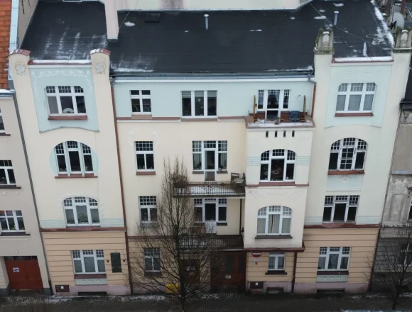 Prace kanalizacyjne wrą pomimo mrozów. Ściany w wyremontowanej niedawno kamienicy zaczęły pękać.