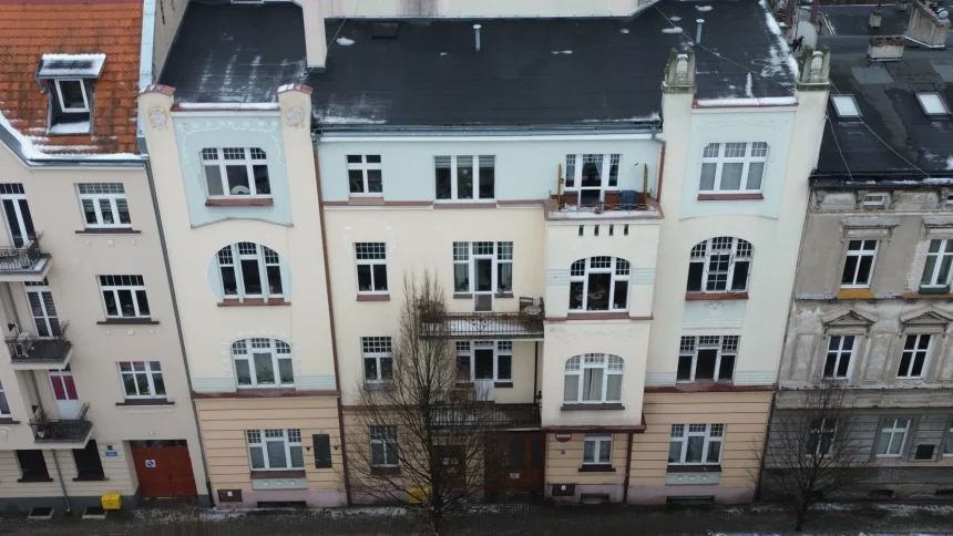 Prace kanalizacyjne wrą pomimo mrozów. Ściany w wyremontowanej niedawno kamienicy zaczęły pękać.