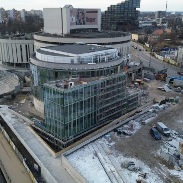 Szklana fasada Opery Nova już w pełnej krasie