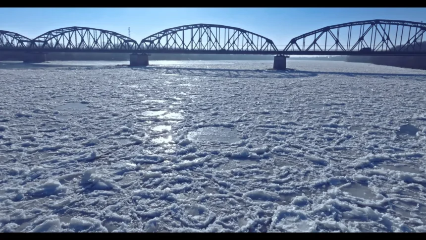 Zamarznięta Wisła w Fordonie to widok raz na kilka lat