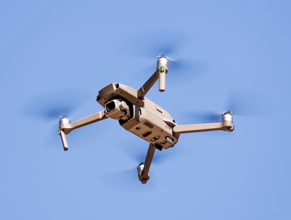 close-up-of-flying-drone-quad-copter-with-digital-2026-01-06-00-50-38-utc Z drona fotografował rozbudowę szpitala. Tłumaczy się policji, chociaż specjalnie nie ma na to podstaw