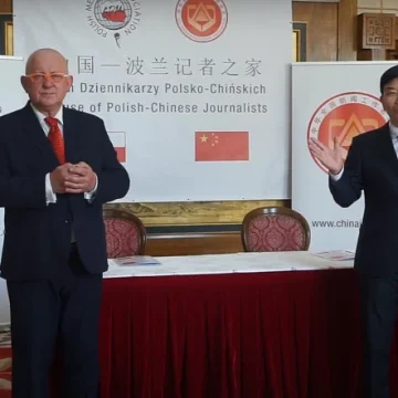 photo_77451_1689241242_big Środowisko dziennikarskie i służby przestrzegają przed chińską propagandą. Marszałek województwa i podległa mu instytucja legitymowali to środowisko