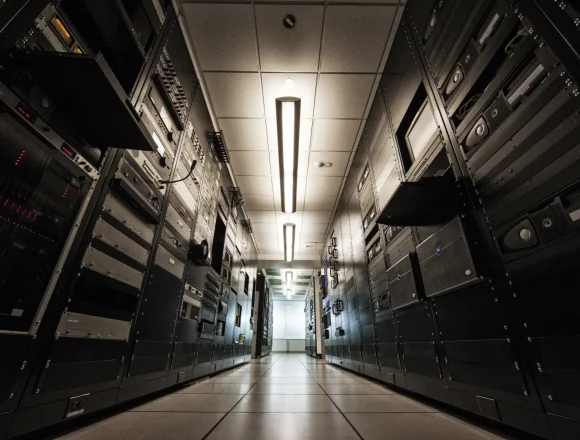 storage-racks-aligned-in-a-computer-server-room-2026-01-09-08-42-11-utc IT w Bydgoszczy w odwrocie