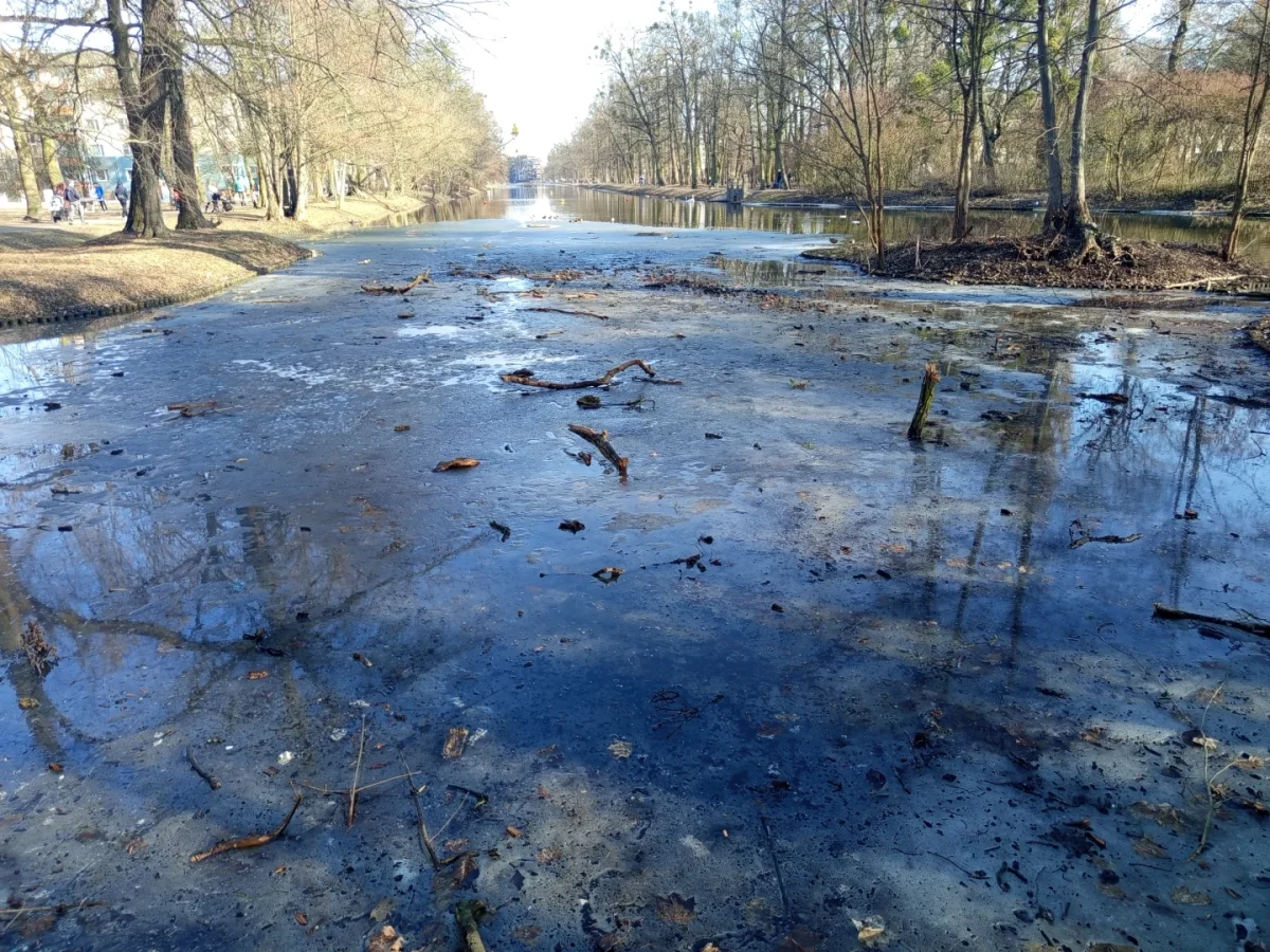 Nad Kanałem Bydgoskim nadal znajduje się pokrywa lodowa. Zjawisko nie widziane u nas od lat 1773060835450