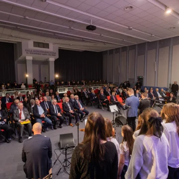 45 lecie Bydgoskiego Marca 1981 (7) Dialog dzisiaj wygląda inaczej, ale gdy jedni prowadzili głodówkę, inni słuchali koncertu patriotycznego