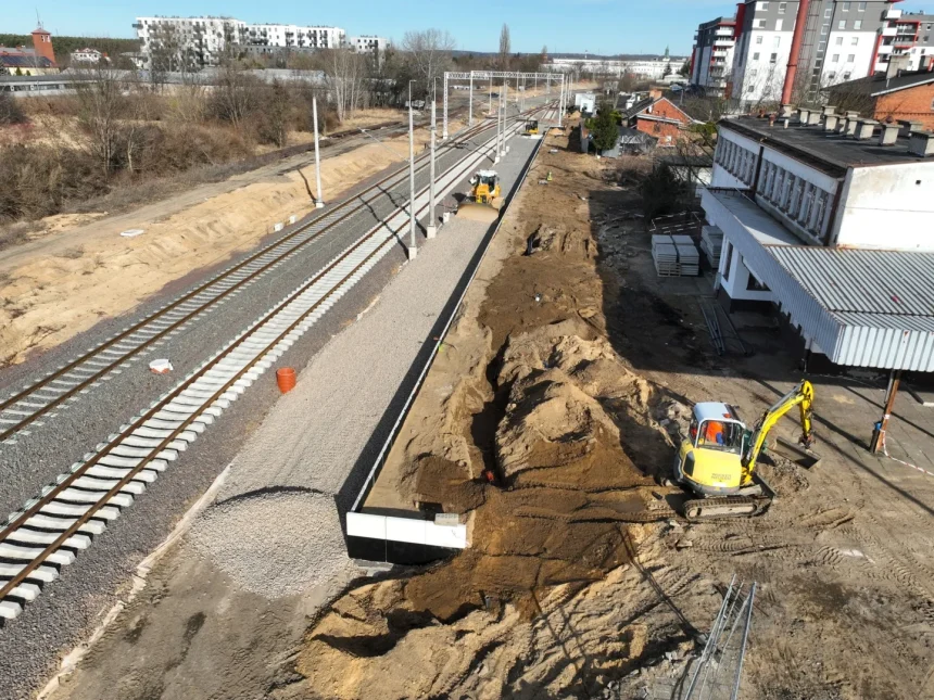 Do Chełmży tylko przez Toruń lub z przesiadką na autobus.  Inwestycja w Fordonie powoli dobiega końca