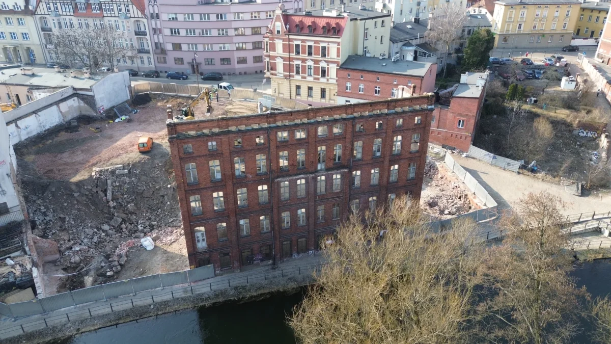 Front zostaje, a tył już prawie rozebrany – nietypowa metamorfoza pierzei przy Wyspie Młyńskiej DJI_0543