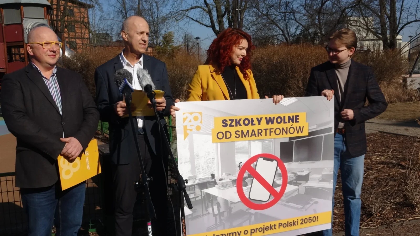 Chcą jasnych przepisów ograniczających smarphony w szkołach. Od prawie roku z projektem nic się nie dzieje