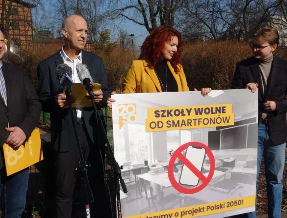 Chcą jasnych przepisów ograniczających smarphony w szkołach. Od prawie roku z projektem nic się nie dzieje