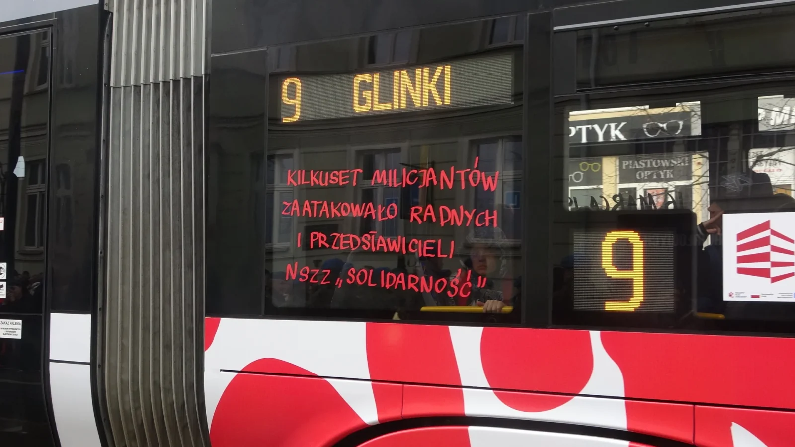 Pobici radni? Kontrowersje wokół malowania tramwaju