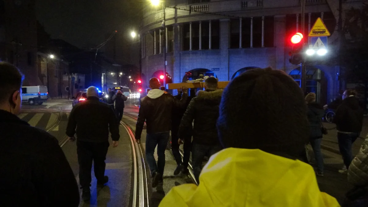 Ksiądz Blachnicki towarzyszył drodze krzyżowej ulicami Bydgoszczy DSC04202