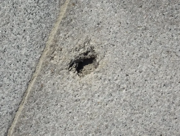 Była to ciężka zima dla płyty Starego Rynku. Widoczny jest nowy problem z erozją