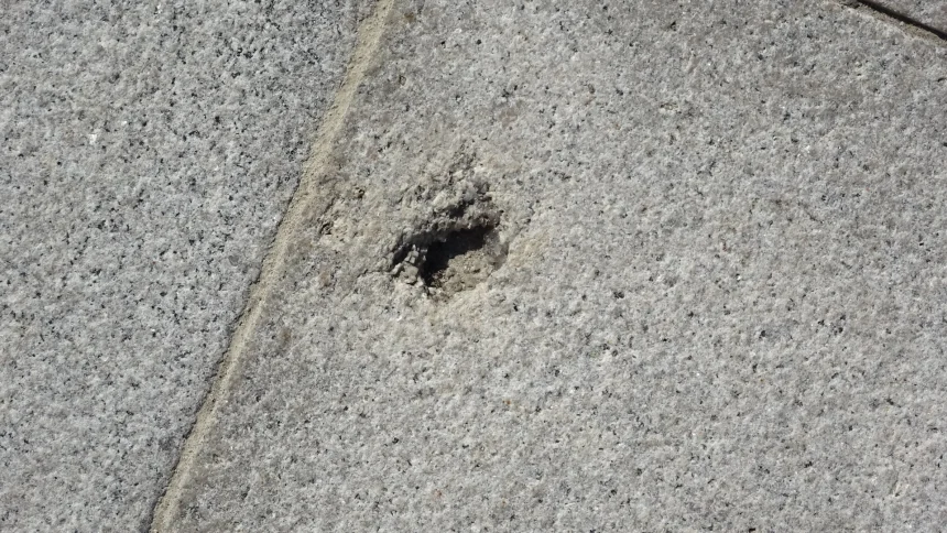 Była to ciężka zima dla płyty Starego Rynku. Widoczny jest nowy problem z erozją