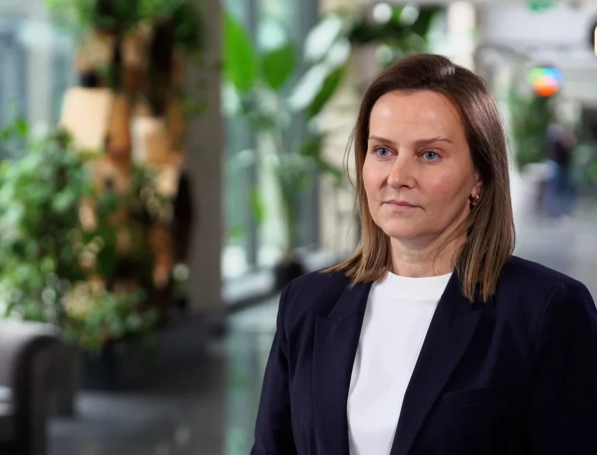 orange-badanie-dzieci-foto Nastolatki powszechnie korzystają z internetu i sztucznej inteligencji. Jednak ich wysokie kompetencje cyfrowe to mit