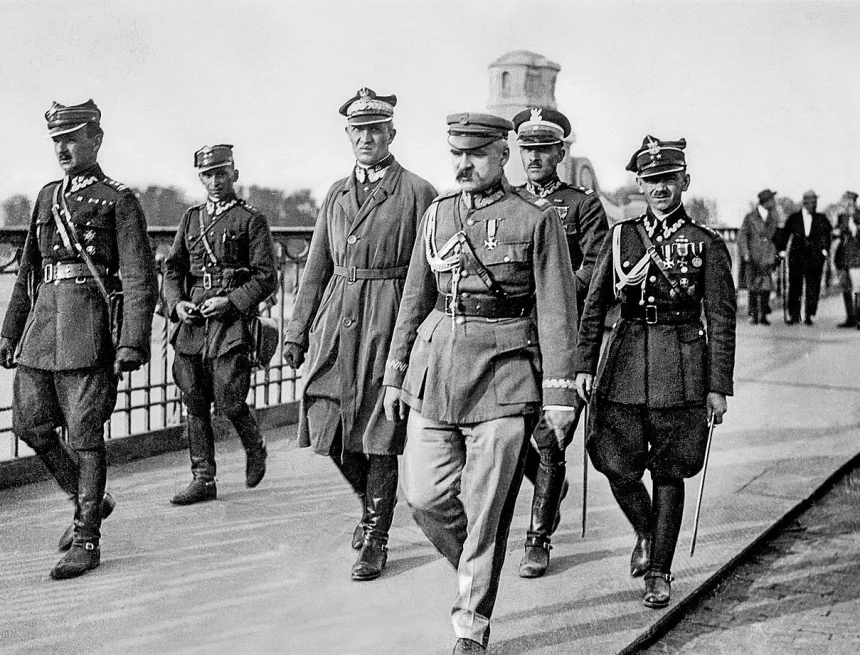 1280px-Piłsudski_May_1926 Polak strzelał do Polaka. Wydarzyło się to zaledwie sto lat temu