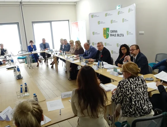 Mieszkańcy domagali się od parlamentarzystów zrobienia czegoś z hałasem. Urząd Marszałkowski zignorował