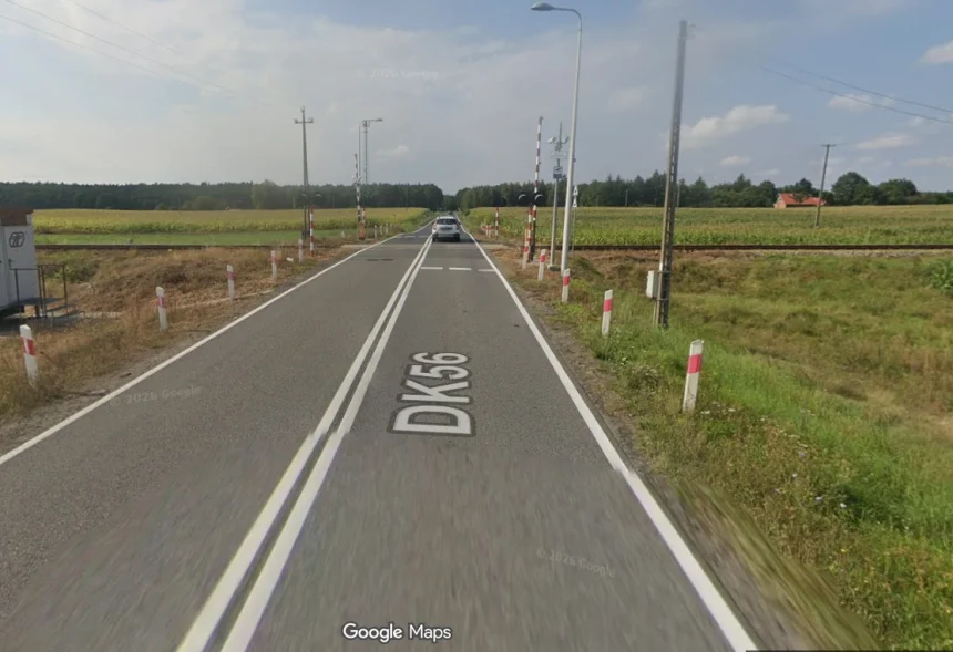 Screenshot 2026-05-25 at 13-09-51 DK56 – Mapy Google Czy przejazd kolejowy w Aleksandrowcu będzie gruntowanie przebudowany? Sprawa jest przedmiotem dyskusji