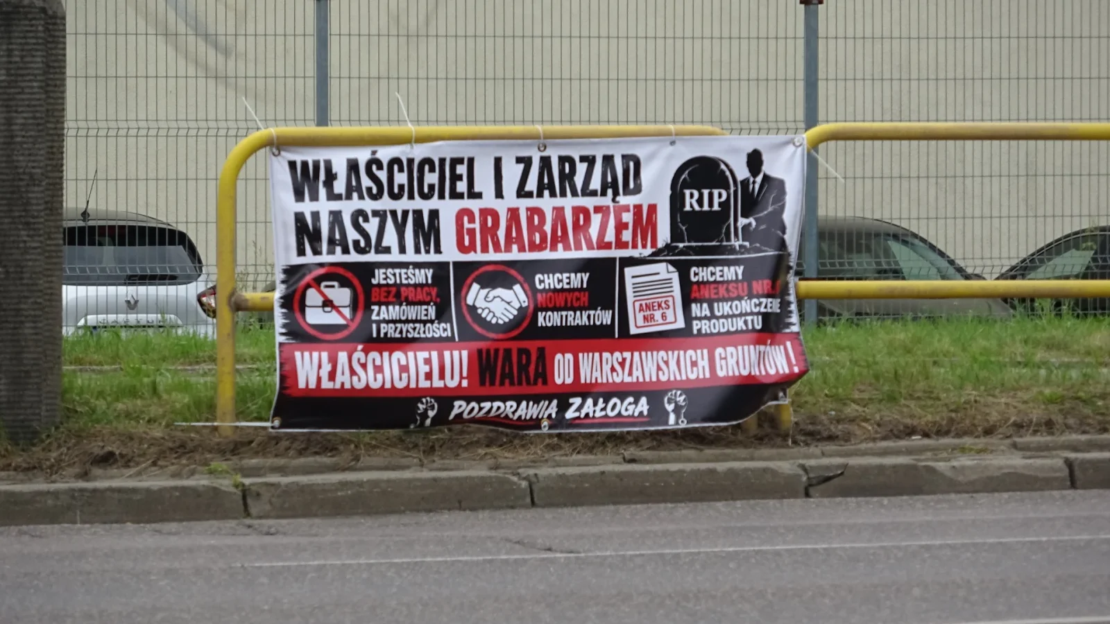 Przed Wojskowymi Zakładami Lotniczymi wywieszono banery. Z grobem