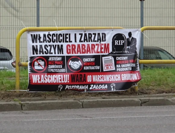 DSC05338 Przed Wojskowymi Zakładami Lotniczymi wywieszono banery. Z grobem