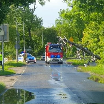burz2 Zniszczony samochód, przewrócona trakcja. Poważne skutki krótkiego zarwania pogody