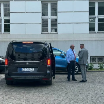 Przypadki z mercedesem do którego marszałek się nie przyznaje i z dyrektorem Centrum Czochralskiego