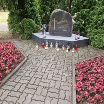 20260712_094449 Kwiaty po uroczystości wołyńskiej zniknęły. Inowrocławskie obchody pod znakiem chaosu