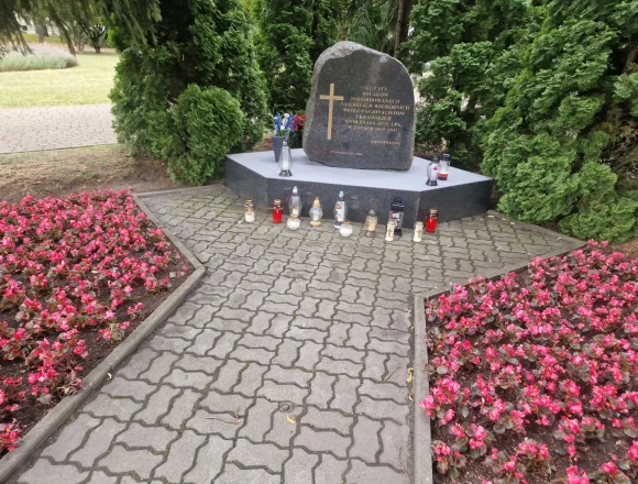 20260712_094449 Kwiaty po uroczystości wołyńskiej zniknęły. Inowrocławskie obchody pod znakiem chaosu