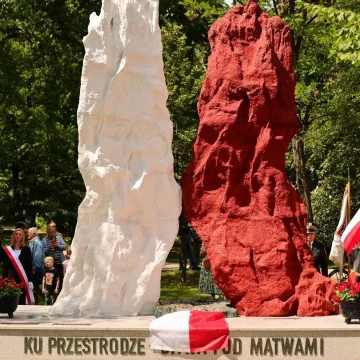 744332366_1070367065326265_7827903262575917214_n Pomnik ma być na zawsze przestrogą, że polityka może postawić Polaka przeciwko Polakowi
