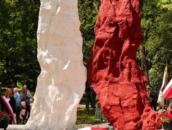 744332366_1070367065326265_7827903262575917214_n Pomnik ma być na zawsze przestrogą, że polityka może postawić Polaka przeciwko Polakowi