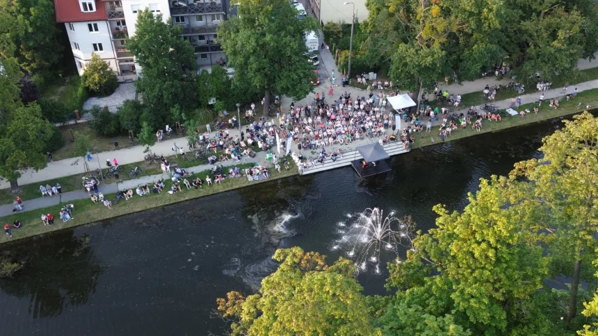 DJI_0099 Skrzypce i gitarę da się pogodzić. Trwa sezon muzyczny nad Kanałem Bydgoskim