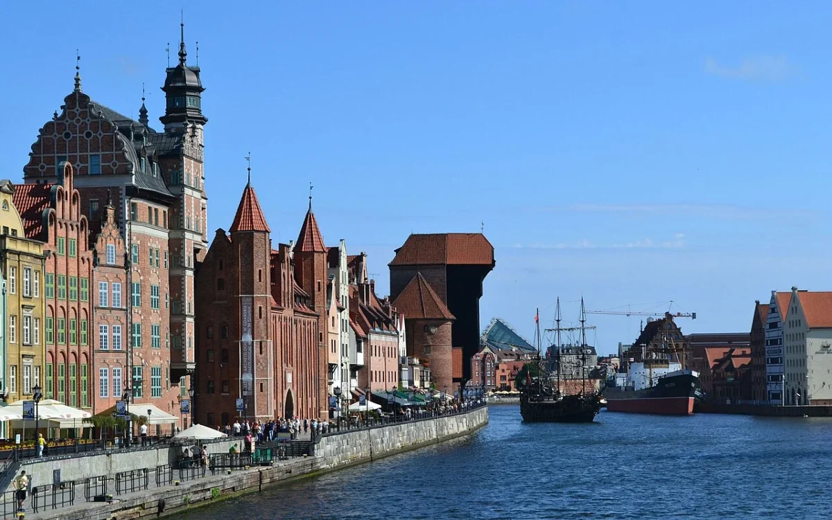 Polska będzie miała drugą metropolię. A co zresztą kraju? Długie_Pobrzeże_Street_in_Main_Town_of_Gdańsk_on_the_Motława_River