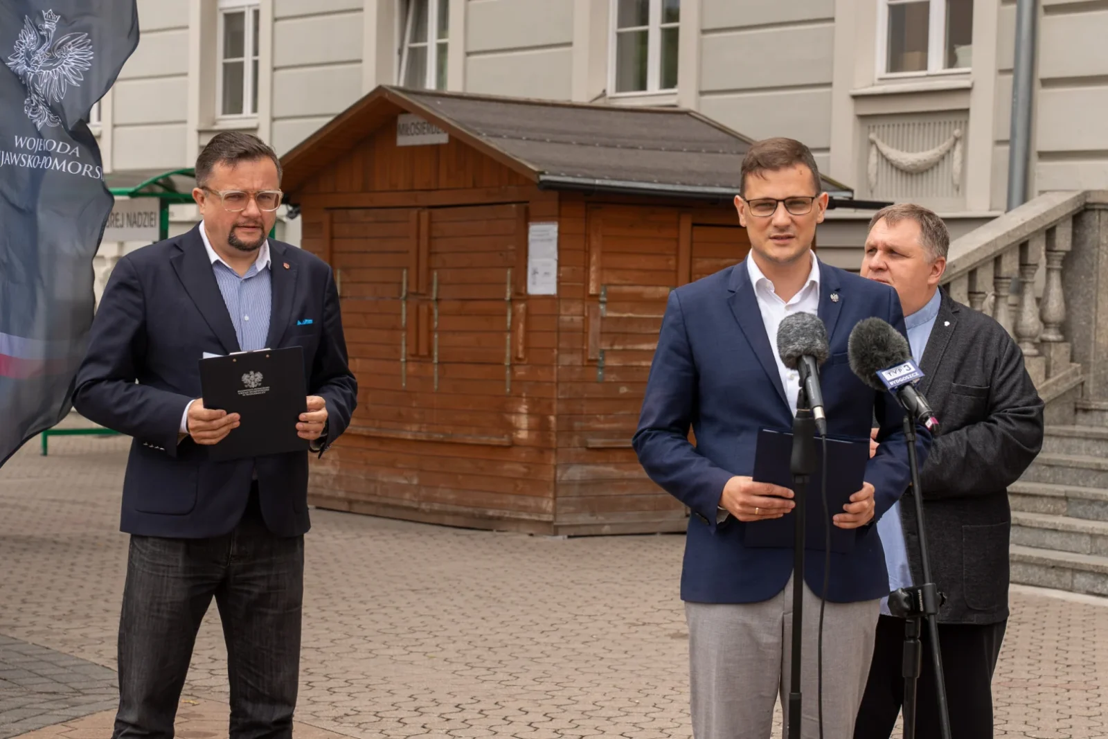 Wojewoda nie jest wstanie wyciągnąć konsekwencji z kontrowersyjnych faktur. Nie ma tez problemów dalej przelewać pieniądze