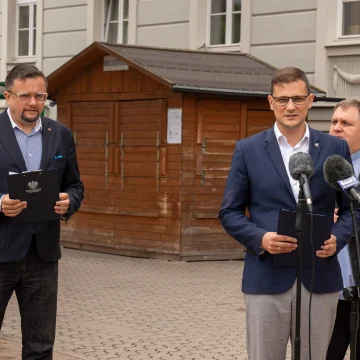 Wojewoda nie jest wstanie wyciągnąć konsekwencji z kontrowersyjnych faktur. Nie ma tez problemów dalej przelewać pieniądze