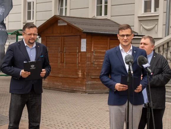 Wojewoda nie jest wstanie wyciągnąć konsekwencji z kontrowersyjnych faktur. Nie ma tez problemów dalej przelewać pieniądze