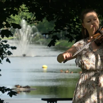Shotcut_00_05_08_360 Skrzypce i Kanał Bydgoski tworzą wyjątkową harmonię