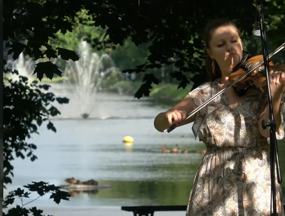 Shotcut_00_05_08_360 Skrzypce i Kanał Bydgoski tworzą wyjątkową harmonię