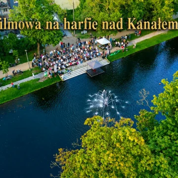 Harfa na tle Kanału Bydgoskiego i harfistka z dużym potencjałem na karierę