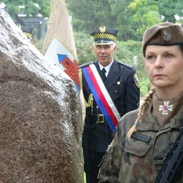 Deszcz nie powstrzymał pamięci o Powstaniu Warszawskim. W Bydgoszczy powstanie pomnik AK