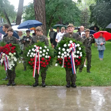 Czy uroczystości patriotyczne muszą być zawsze przegadane przez polityków? (felieton)