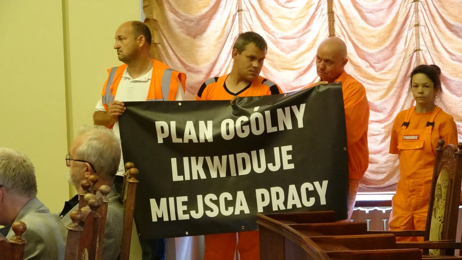 Bydgoszcz ma Plan Ogólny. Na sesji transparenty sugerujące powiązania ratusza z developerami
