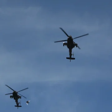 Shotcut_00_01_46_960 Apache nisko przeleciały nad Błoniem. Pamiętamy o polskich lotnikach
