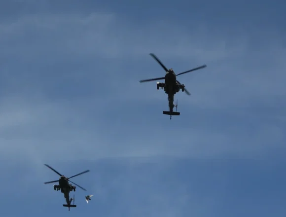 Shotcut_00_01_46_960 Apache nisko przeleciały nad Błoniem. Pamiętamy o polskich lotnikach