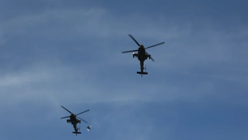 Apache nisko przeleciały nad Błoniem. Pamiętamy o polskich lotnikach