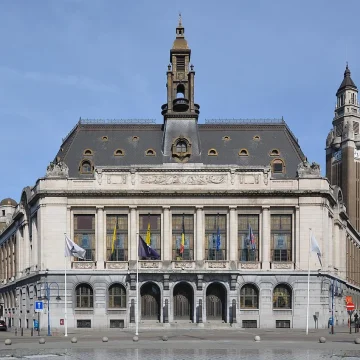 Charleroi_-_Hôtel_de_ville_vu_de_la_place_Charles_II_-_2019-06-01 Metropolia Bydgoszcz vs europejskie metropolie