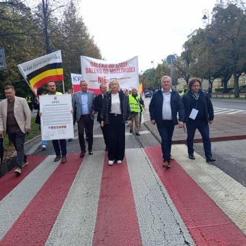 IMG_20260917_123546 Kilka autokarów przyjechało pod Kancelarię Premiera. Powodem walka o drogi
