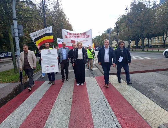 IMG_20260917_123546 Kilka autokarów przyjechało pod Kancelarię Premiera. Powodem walka o drogi